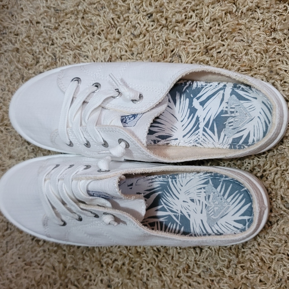 Tennis shoes